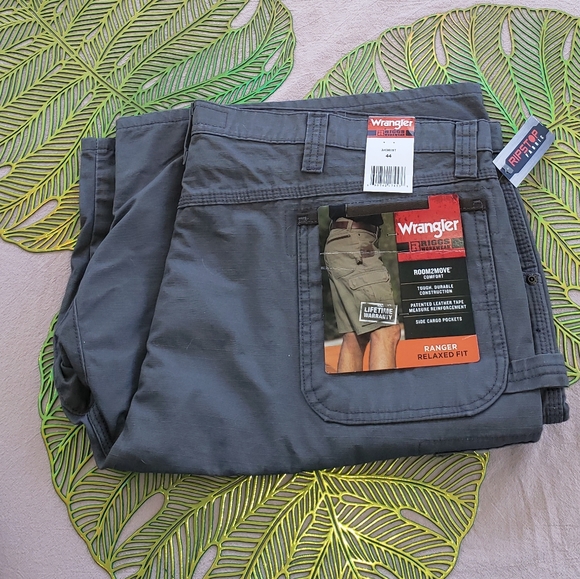 Wrangler Other - Wrangler cargo shorts men's size 44